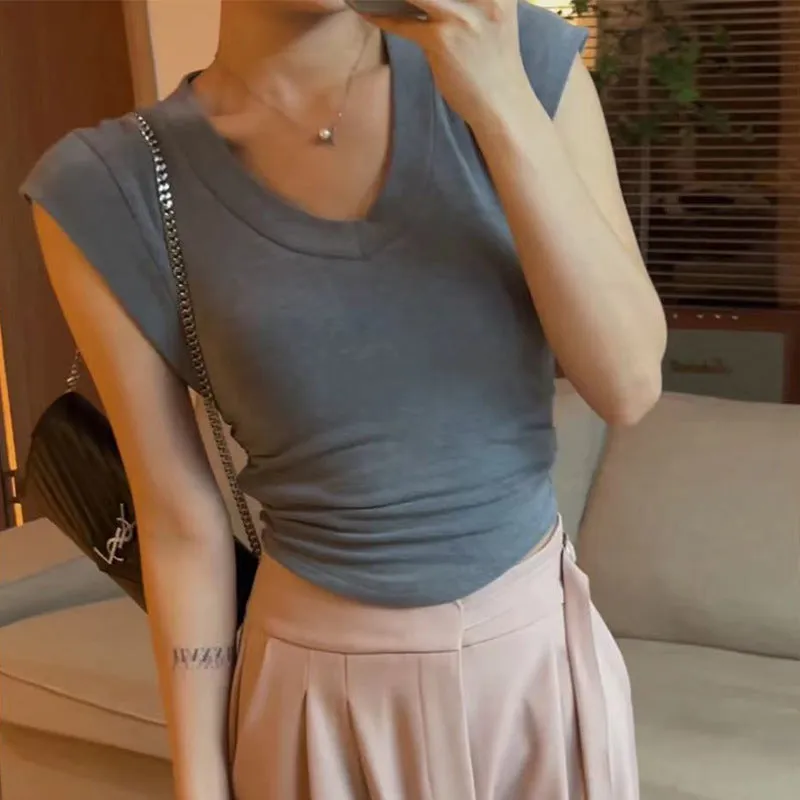 The Design Feels Pure, The Hot Girl V-Collar Short-Sleeved T-Shirt, The New Summer Style Shows A Thin Waist And A Small Number Of Inner Jackets. - Image 3