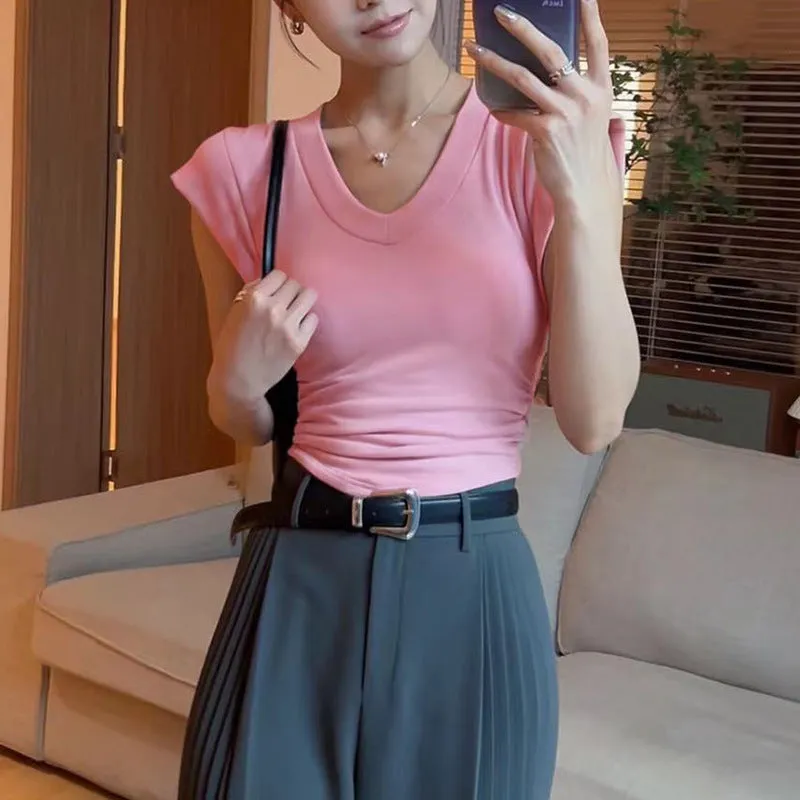 The Design Feels Pure, The Hot Girl V-Collar Short-Sleeved T-Shirt, The New Summer Style Shows A Thin Waist And A Small Number Of Inner Jackets.