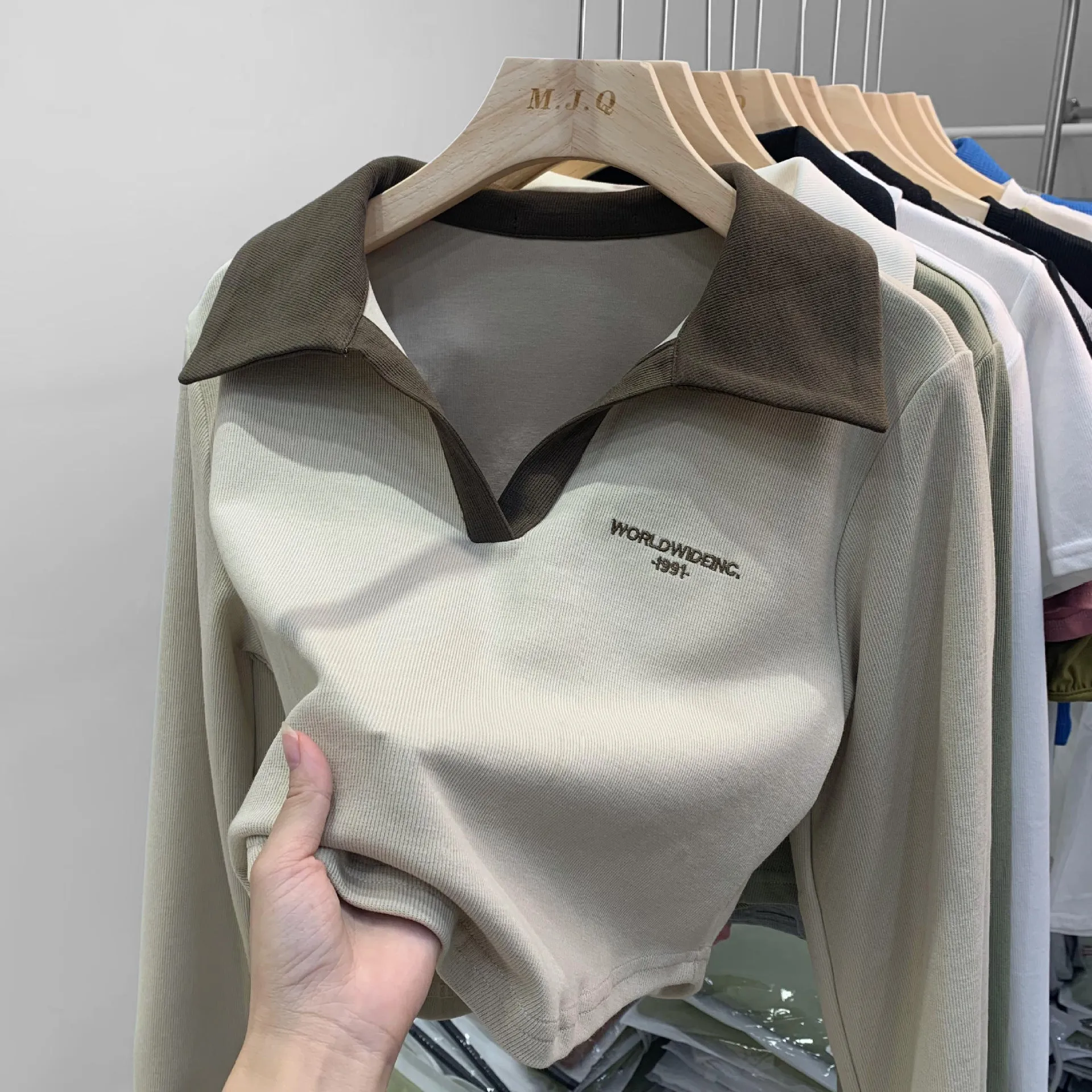 European Short Style Polo Shirt Embroidered Alphabet Design Sense Minority Lapel Clavicle V-Collar Blouse Long-Sleeved T-Shirt Women's Autumn - Image 6